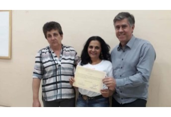 Entrega de certificados para alunos do curso de assentador de pisos e azulejos (Da Assessoria)