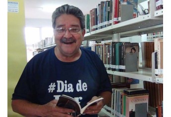 Além de contar histórias na Biblioteca Municipal, Passarinho atua como voluntário na Santa Casa e outras instituições (Foto: Acervo Pessoal).