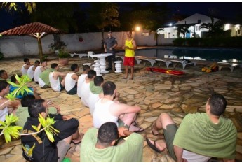 Atiradores tiveram instrução sobre afogamento e resgate, com o cabo PM Gabriel Valente Silva, dos Bombeiros de Adamantina, no CPP local (Foto: Cedida).Atiradores tiveram instrução sobre afogamento e resgate, com o cabo PM Gabriel Valente Silva, dos Bombeiros de Adamantina, no CPP local (Foto: Cedida).