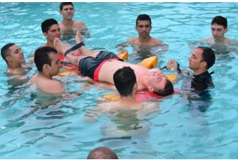 Atiradores tiveram instrução sobre afogamento e resgate, com o cabo PM Gabriel Valente Silva, dos Bombeiros de Adamantina, no CPP local (Foto: Cedida).