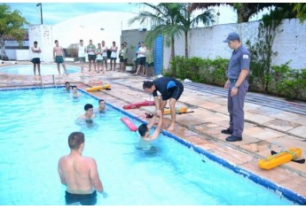 Atiradores tiveram instrução sobre afogamento e resgate, com o cabo PM Gabriel Valente Silva, dos Bombeiros de Adamantina, no CPP local (Foto: Cedida).