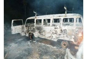Incêndio destrói veículos, cabos de fibra ótica e barracão, em uma propriedade rural (Fotos: Reprodução/Folha Regional).