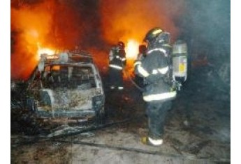 Incêndio destrói veículos, cabos de fibra ótica e barracão, em uma propriedade rural (Fotos: Reprodução/Folha Regional).