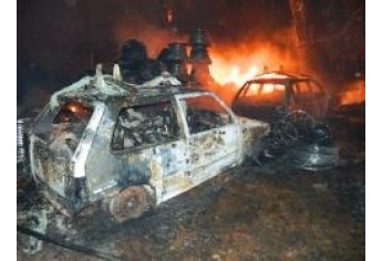 Incêndio destrói veículos, cabos de fibra ótica e barracão, em uma propriedade rural (Fotos: Reprodução/Folha Regional).