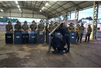 Técnicas de controle de distúrbios foram ministradas aos atiradores do TG de Adamantina, pela equipe da Penitenciária de Lucélia (Foto: Cedida).