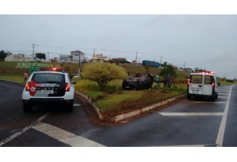 Carro capota com 5 pessoas, que não sofreram ferimentos (Foto:  Base Comunitária de Bombeiros de Junqueirópolis).