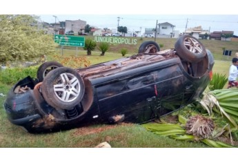 Carro capota com 5 pessoas, que não sofreram ferimentos (Foto:  Base Comunitária de Bombeiros de Junqueirópolis).