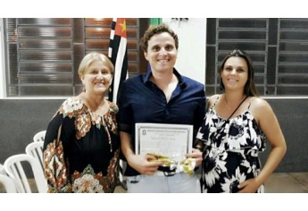 Investigador João Paulo Morandi, da DIG de Adamantina (ao centro) foi homenageado pelo CONSEG (Foto: Deinter 8).