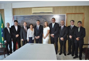 No gabinete (5º andar do Paço Municipal), Márcio Cardim e Ana Maria Romanini Micheloni receberam os novos vereadores (Foto: Rafael Teixeira/Assessoria de Imprensa).