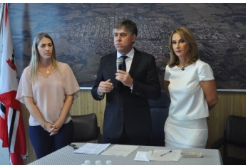 Transmissão de cargo de prefeito ocorre no gabinete, quinto andar do Paço Municipal (Foto: Rafael Teixeira/Assessoria de Imprensa).