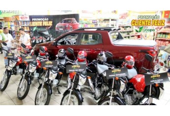 Ganhadores receberam os veículos Fiat Toro e seis motos, sorteados pela Cocipa na promoção Cliente Feliz (Foto: Cocipa).