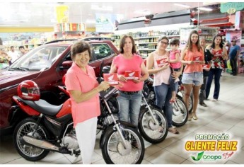 Ganhadores receberam os veículos Fiat Toro e seis motos, sorteados pela Cocipa na promoção Cliente Feliz (Foto: Cocipa).