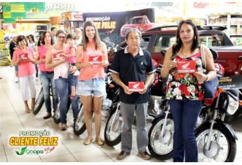 Ganhadores receberam os veículos Fiat Toro e seis motos, sorteados pela Cocipa na promoção Cliente Feliz (Foto: Cocipa).