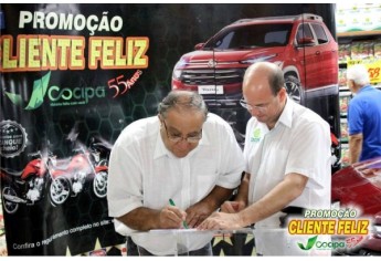 Ganhadores receberam os veículos Fiat Toro e seis motos, sorteados pela Cocipa na promoção Cliente Feliz (Foto: Cocipa).