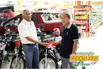 Ganhadores receberam os veículos Fiat Toro e seis motos, sorteados pela Cocipa na promoção Cliente Feliz (Foto: Cocipa).