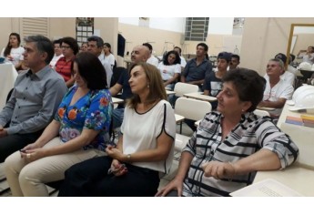 Autoridades na noite de formatura dos cursos do Fundo Social (Da Assessoria)