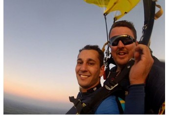 Wesley Baessa saltou em Adamantina, em junho deste ano, com o paraquedista Valderson Petelinkar (Foto: Facebook).