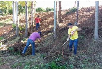 Mutirão revitaliza praça esportiva e combate focos do Aedes Aegypti no Jardim Adamantina.