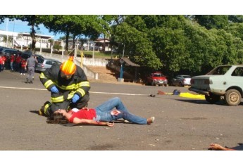 Treinamento reproduz cenário de acidente e encera curso de urgência e emergência (Foto: UniFAI).