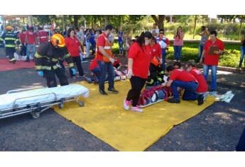 Treinamento reproduz cenário de acidente e encera curso de urgência e emergência (Foto: UniFAI).