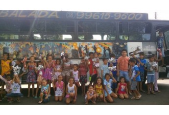Crianças do Jardim Brasil receberam ovos de chocolate e se divertiram no Ônibus Balada (Foto: Cedida).
