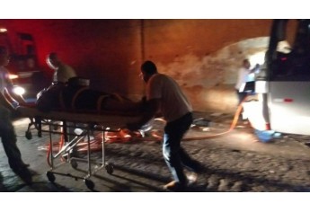 Ônibus de Flórida Paulista que transportava pacientes colidiu na lateral do pontilhão, no trevo de Tupã (Foto: Site Bastos Já).