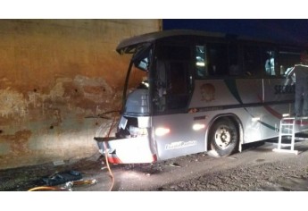 Ônibus de Flórida Paulista que transportava pacientes colidiu na lateral do pontilhão, no trevo de Tupã (Foto: Site Bastos Já).