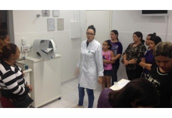 Alunas da manicure e pedicuro realizado pelo Fundo Social conhecem trabalho de podóloga em Adamantina (Foto: Cedida).