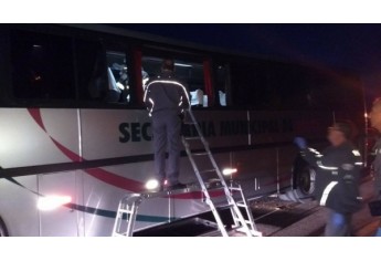 Ônibus de Flórida Paulista que transportava pacientes colidiu na lateral do pontilhão, no trevo de Tupã (Foto: Site Bastos Já).