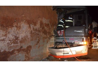 Ônibus de Flórida Paulista que transportava pacientes colidiu na lateral do pontilhão, no trevo de Tupã (Foto: Site Bastos Já).
