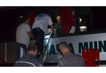 Ônibus de Flórida Paulista que transportava pacientes colidiu na lateral do pontilhão, no trevo de Tupã (Foto: Site Bastos Já).