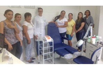Alunas da manicure e pedicuro realizado pelo Fundo Social conhecem trabalho de podóloga em Adamantina (Foto: Cedida).