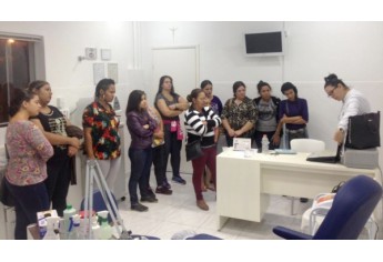 Alunas da manicure e pedicuro realizado pelo Fundo Social conhecem trabalho de podóloga em Adamantina (Foto: Cedida).