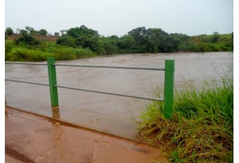 Cheia no Córrego dos Ranchos, em Mariápolis, hoje, diante do grande volume de chuvas (Foto: Aparecida Sousa).