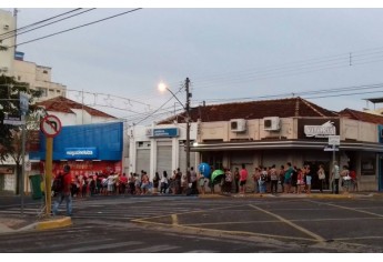 Por volta das 7h da manhã de sexta-feira (8), havia fila de consumidores (Foto: Acácio Rocha).