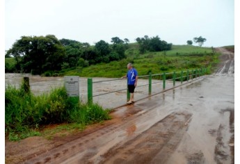 Cheia no Córrego dos Ranchos, em Mariápolis, hoje, diante do grande volume de chuvas (Foto: Aparecida Sousa).