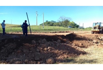 Trabalhos de terraplanagem, com o preparo da área, já foram iniciados no bairro Tupãnzinho, local que vai receber o Centro de Evangelização (Foto: Cedida).