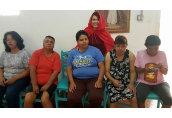 Professora Karina Marton Mac Fadden leva contação de histórias para os pacientes residentes do Polo de Atividades Integradas PAI Nosso Lar (Foto: Acervo Pessoal).