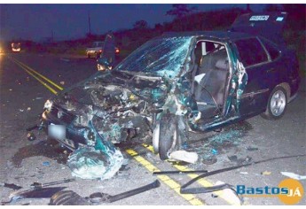 Acidente foi na SP-294, em Iacri, envolvendo ônibus da Prefeitura de Adamantina, com pacientes que seguiam para Marília, em um carro VW Polo (Foto: Site Bastos Já).