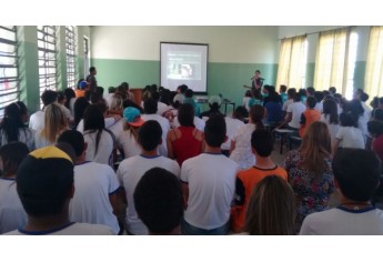 Polícia Militar fala a estudantes sobre prevenção ao uso de drogas em Irapuru (Foto: Cedida/Polícia Militar)