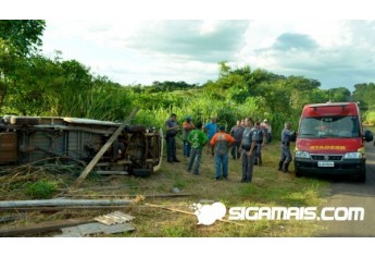 Acidente envolve caminhão e picape utilitária, na vicinal Adamantina/Mariápolis, com quatro feridos em estado leve (Foto: Acácio Rocha).