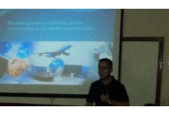 Professor Rodrigo Camaru na palestra aos estudantes da Etec Amim Jundi (Foto: Cedida).