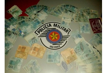 Polícia Militar recuperou mais de R$ 22 mil levados pelos marginais de uma residência, em Adamantina (Foto: Polícia Militar/Cedida).