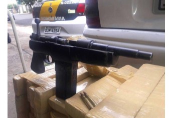 Polícia Rodoviária prende dupla com fuzil e 127 tabletes de maconha em Adamantina (Foto: Cedida).