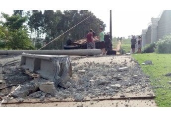 Clique para adicionar uma legendaCarro destruiu dois postes e capotou na rua Santos Dumont. Motorista teve ferimentos leves. (Foto: Everton Santos).