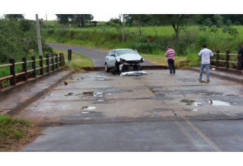 Dois carros ? uma caminhonete e um Vectra ? tiveram grandes danos com a abertura de valeta na cabeceira da ponte, na vicinal Sagres x Inúbia Paulista (Foto: Whatsapp).