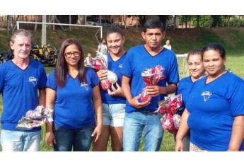 Ilma Pereira e colaboradores fazem a distribuição de ovos de chocolate no Jardim Brasil (Foto: Cedida).