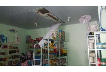 Bandido adentrou no estabelecimento comercial pelo telhado e forro (Foto: Cedida/PM).