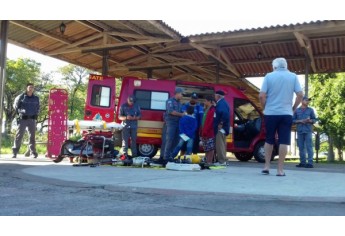 Bombeiros realizam exposição de equipamentos e orientam população na feira-livre (Foto: Cedida).