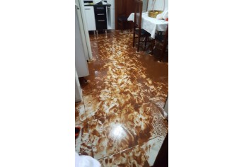 Chuvas do último domingo (20) invadiram casa, na Rua Cedro, Parque Itaipus (Foto: Cedida).